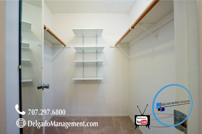 Building Photo - Glen Cove Large two bedroom condo