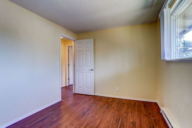 Building Photo - Remodeled Spacious 2 Bed 1 Bath In Quiet Community