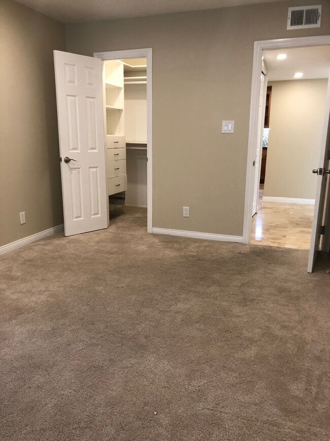 Building Photo - Spacious 3 + 2 Ocean View Condo - Prime Corner Location.