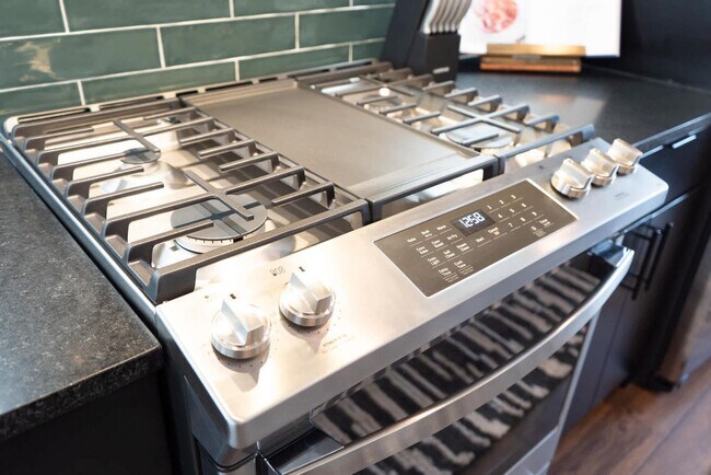 Building Photo - 87 Lucile St