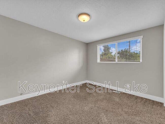 Building Photo - 1095 E 5190 S