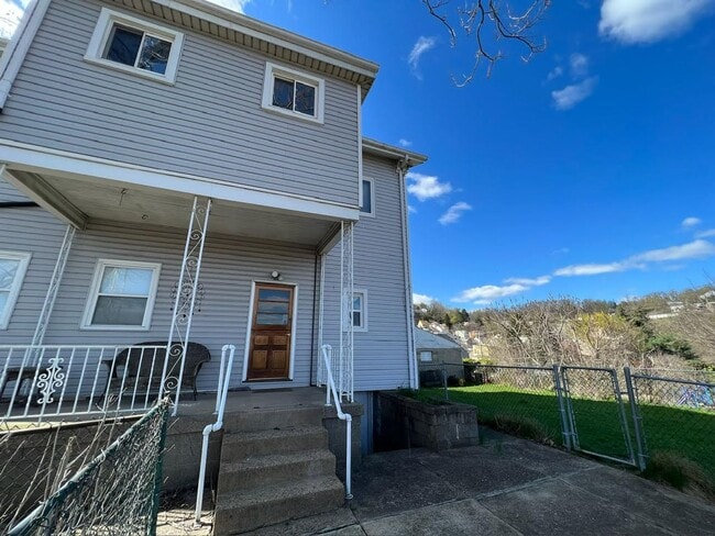 Building Photo - 2121 Eggers St