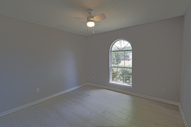 Building Photo - 1915 Sunrise Dr