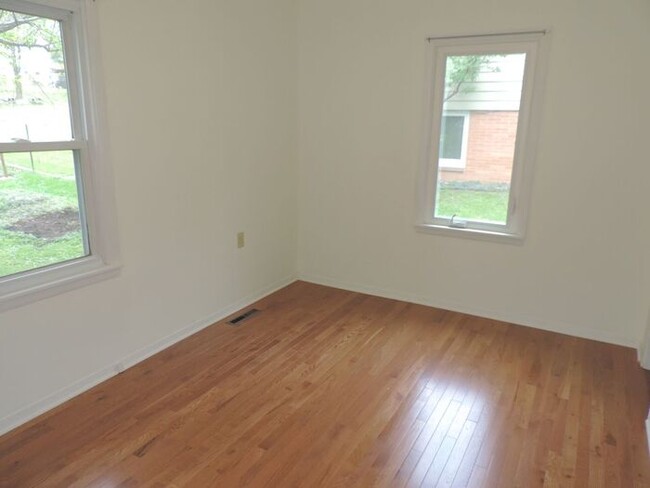 Building Photo - $1,400 | 2 Bedroom, 1 Bathroom House | No ...