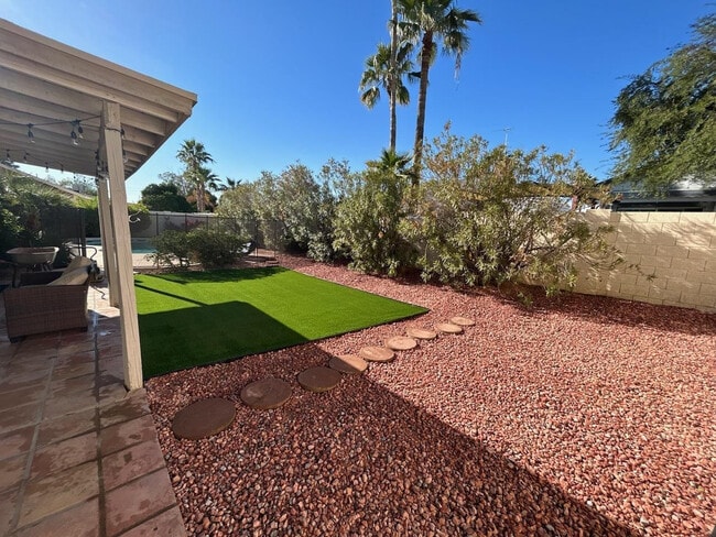 Building Photo - 8878 E Sheena Dr