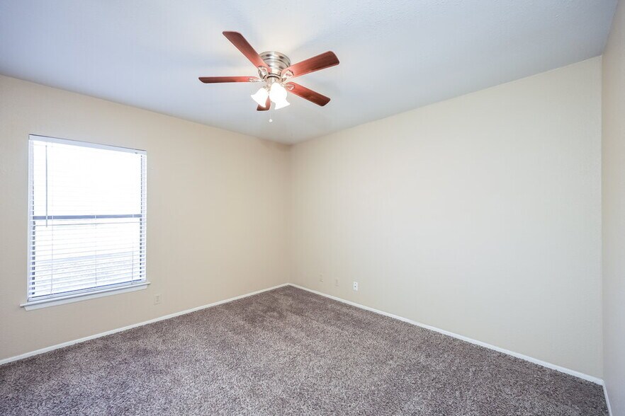 Building Photo - 7531 Lago Frio