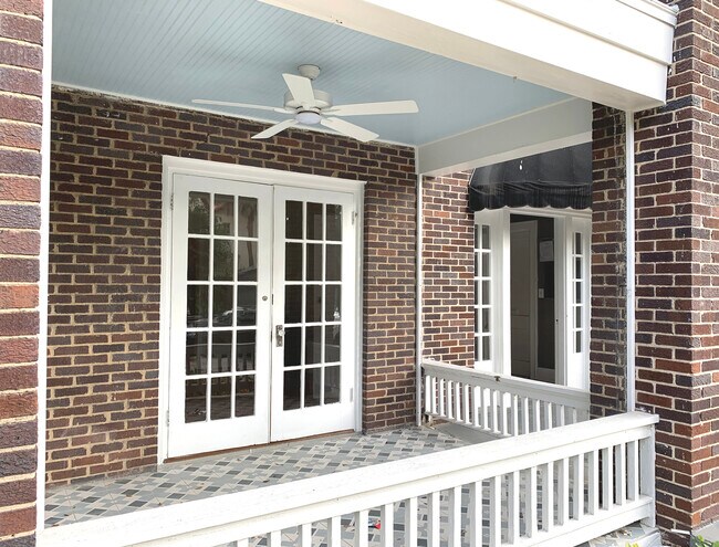 Building Photo - 2111 W Southview Ave