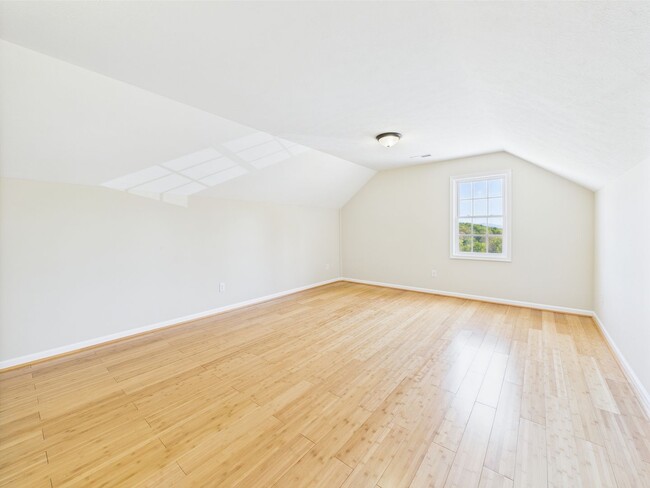 Building Photo - Bright & Spacious 4-Bedroom Home Located i...