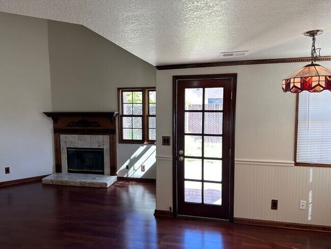 Building Photo - Weston Ranch Home 3 Bedrooms 2 Bath