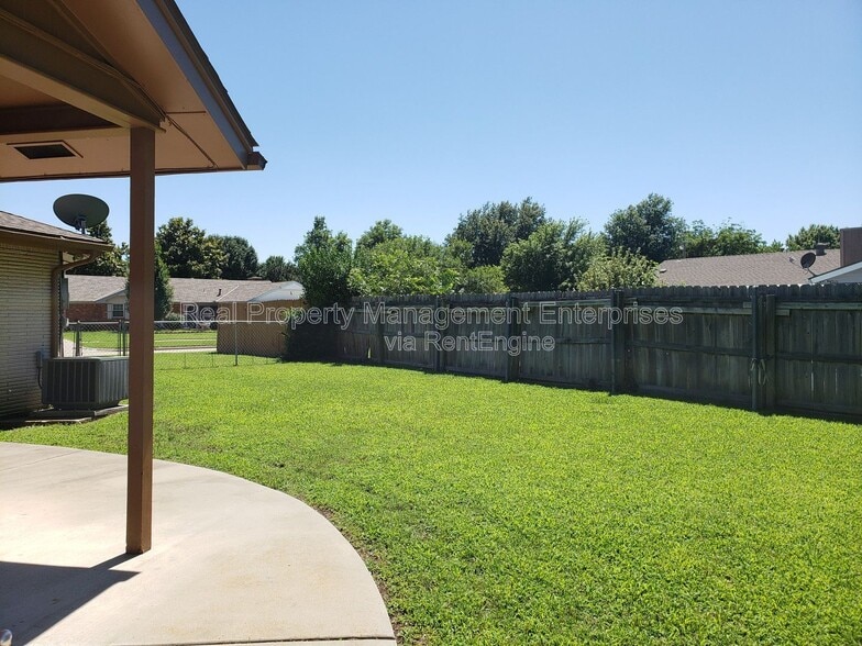 Building Photo - 301 S Ranchwood Manor Dr