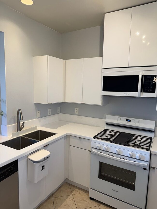 Building Photo - 2Bed - 2Bath Home