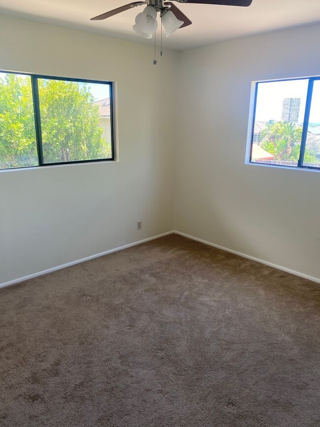 Building Photo - Quiet Kaimuki Neighborhood, 4 bedroom, 2 B...
