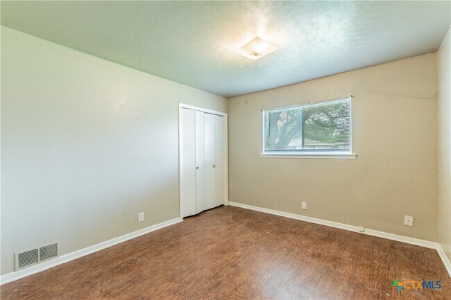 Building Photo - 3209 Shady Hill Dr