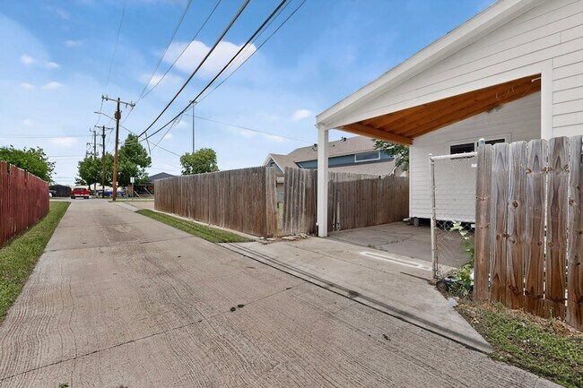 Building Photo - 1305 NW 14th St