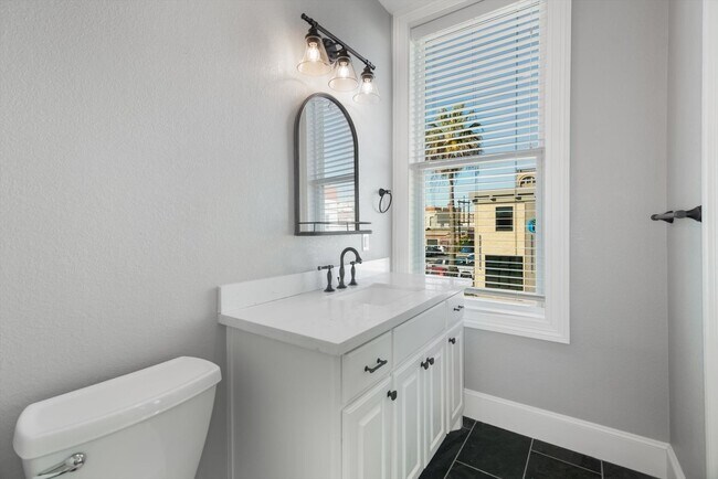 Building Photo - 405 24th St