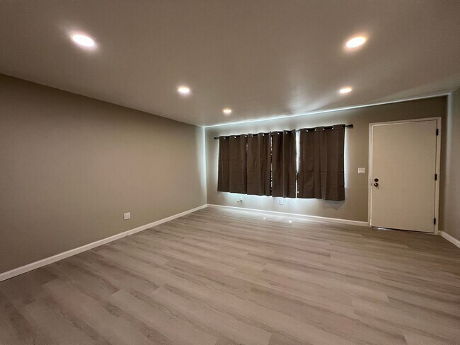 Building Photo - 2188 Luz Ave