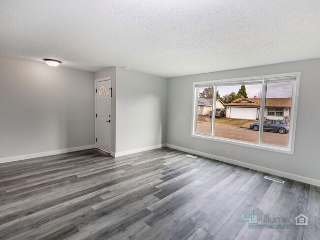 Building Photo - START THE YEAR RENT FREE! Charming 4-Bedroom Keizer Home Close to Everything