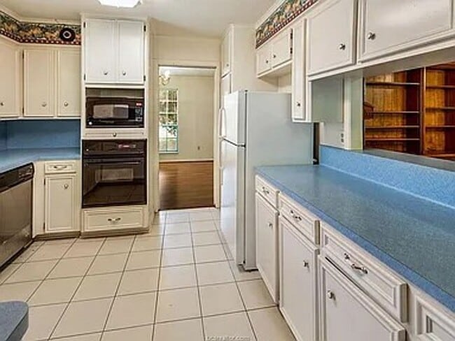 Building Photo - Bryan - 5 bedrooms / 3 bath / Carport / Fe...