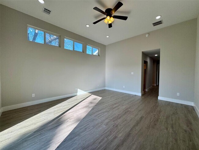 Building Photo - 813 Central Ave