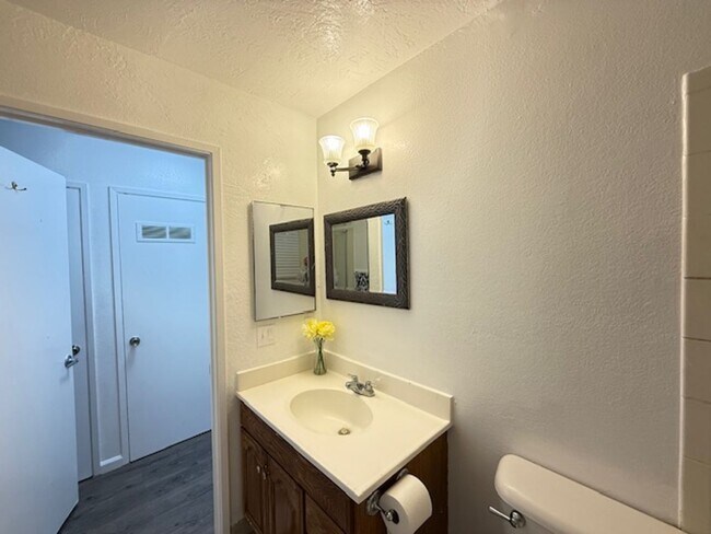 Building Photo - 1800