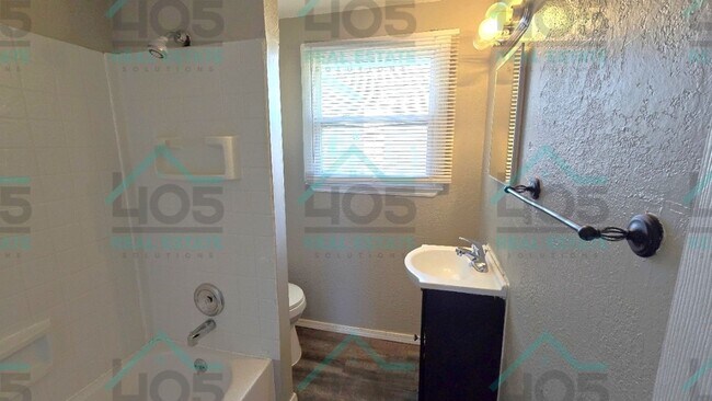 Building Photo - 3 Bedroom in MWC!