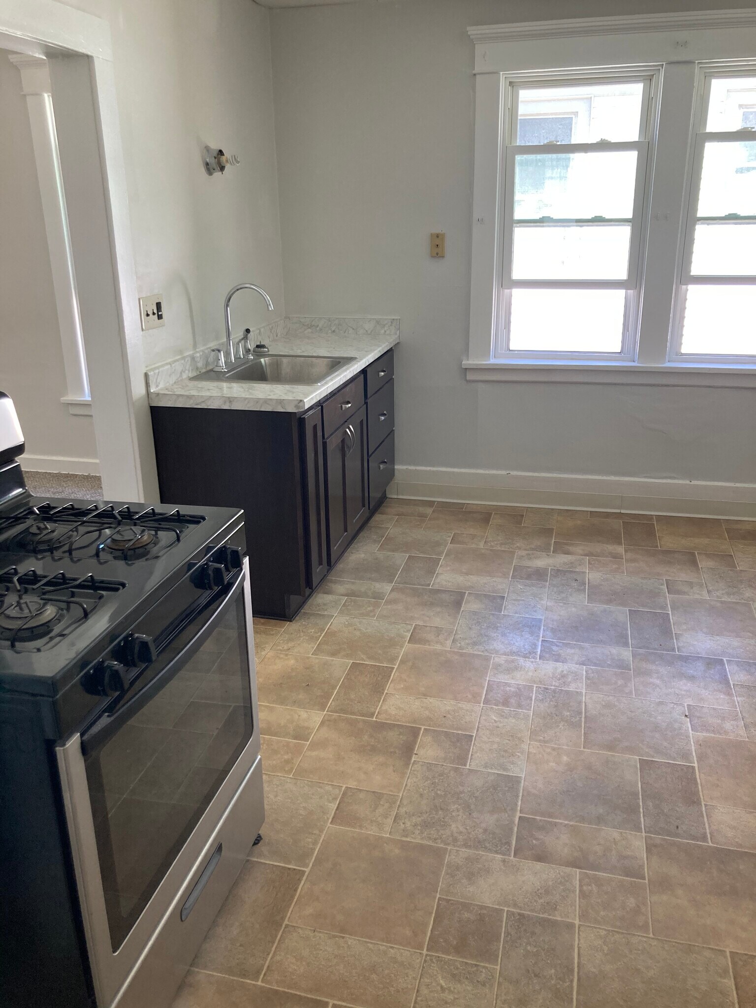 Building Photo - 735 E 28th St