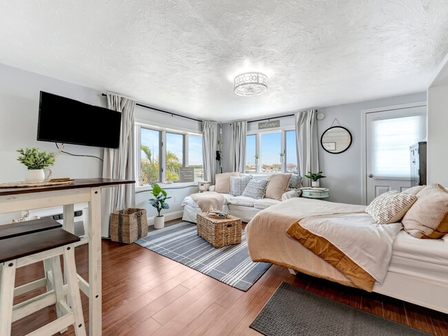 Building Photo - 483 E Shore Dr