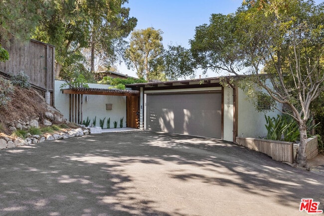 Building Photo - 2333 Hidalgo Ave
