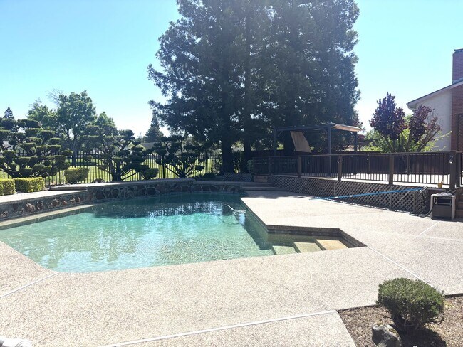 Building Photo - Stunning 4-Bedroom Home on Golf Course wit...