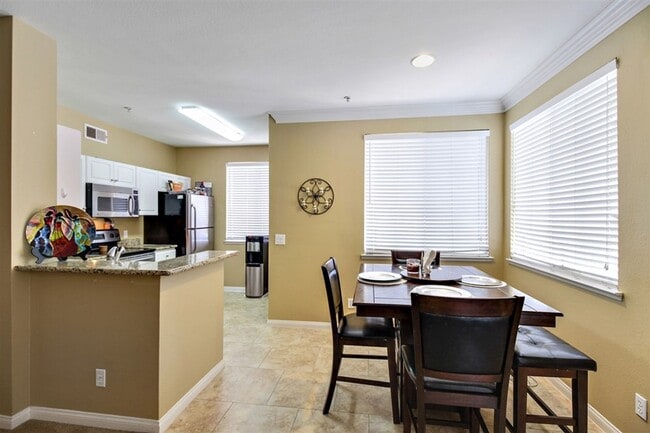 Building Photo - Spacious Top Floor Condo in Resort Style C...