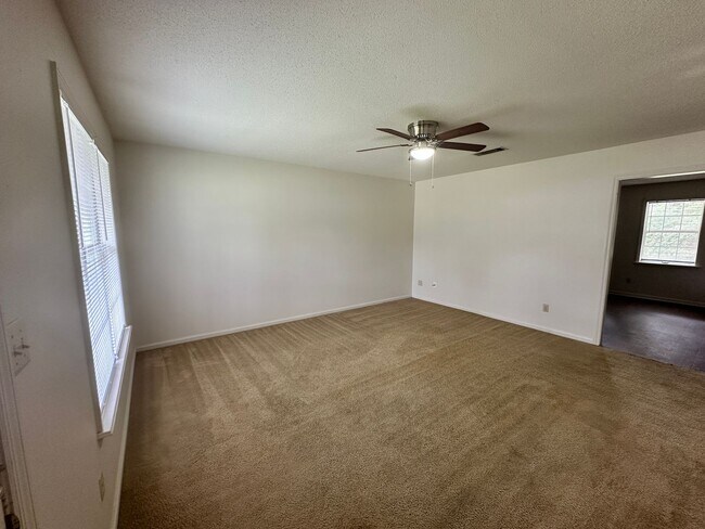 Building Photo - 6119 B Vinnie Dr