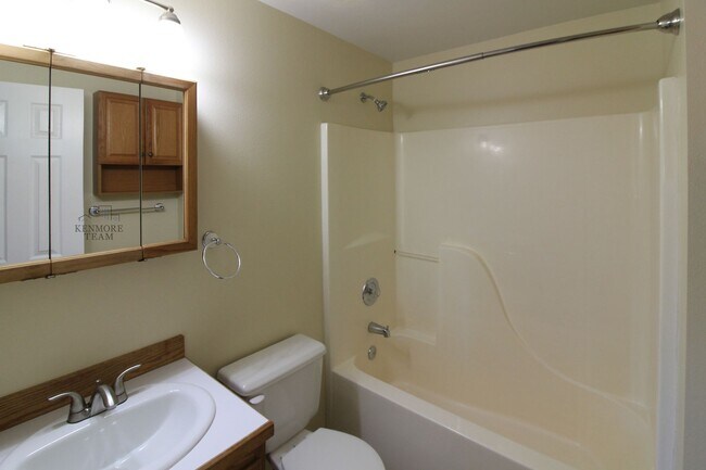 Building Photo - 3 Bedroom, 2 Bath Home in West Richland