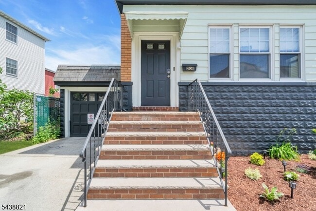 Building Photo - 206 Highland Ave
