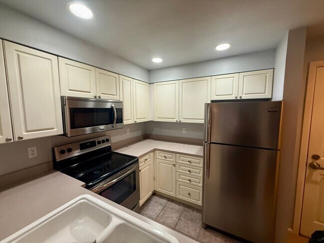 Building Photo - University District Condo