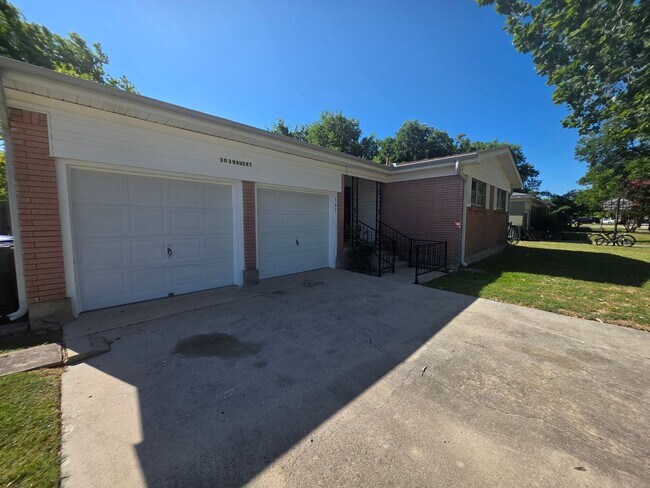 Building Photo - Charming 3/2 in Copperas Cove