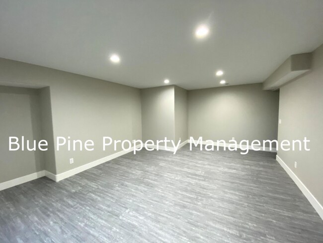 Building Photo - 1000 Sloane Way