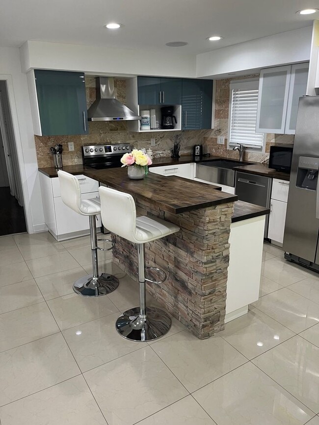 Building Photo - Three Pearls