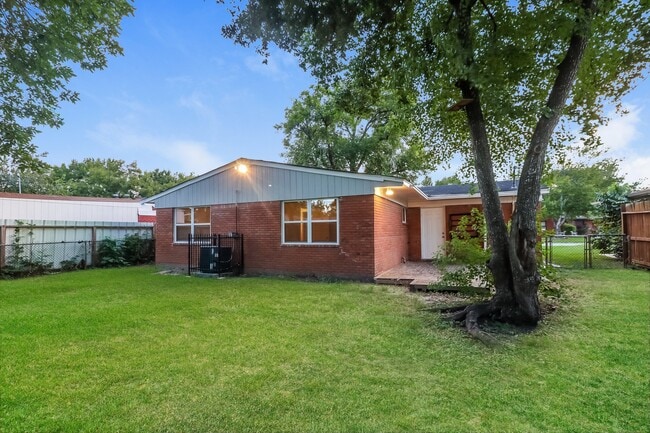 Building Photo - 2125 Dewberry Ln