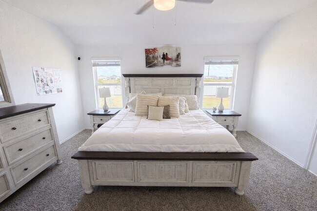 Building Photo - 3073 Emerald Ocean Dr