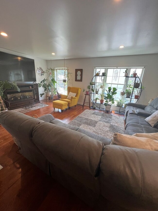 Building Photo - Stunning 3-Bedroom Townhome with 1-Car Gar...