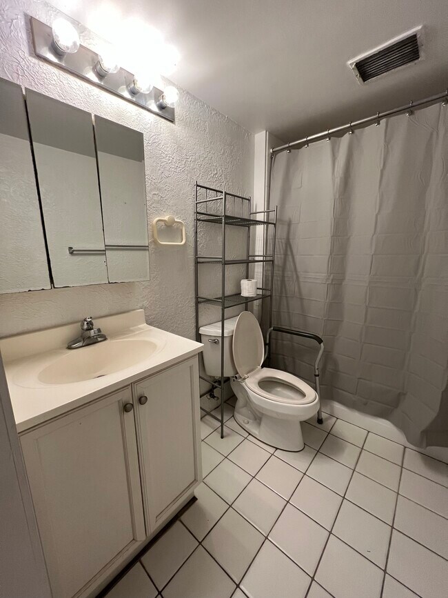 Building Photo - 2600 Pualani Way