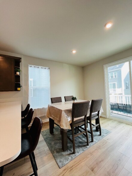 Building Photo - 4944 Dunhaven Dr