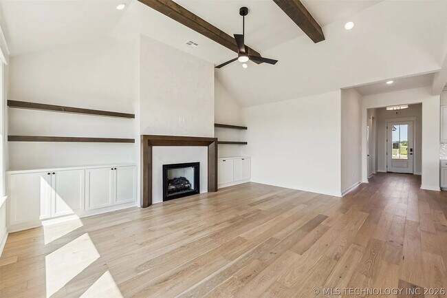Building Photo - 5 Bed | 4 Bath House