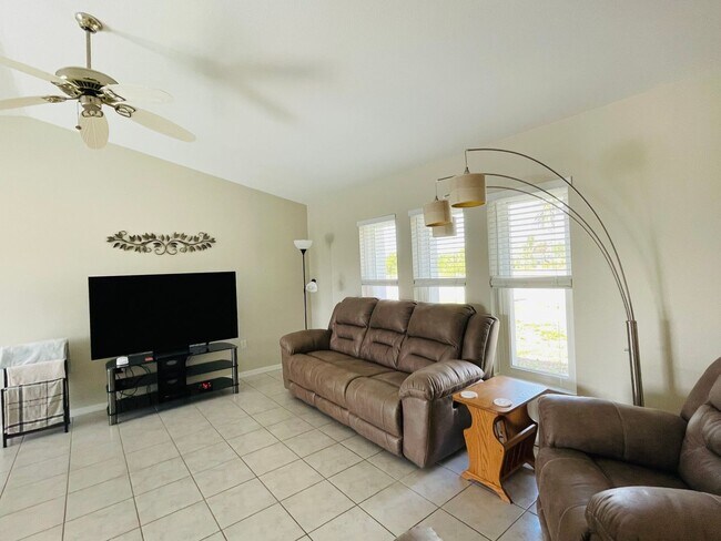 Building Photo - SOUTH GULF COVE-WATERFRONT POOL HOME!