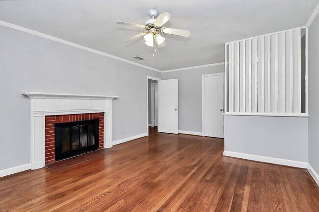 Building Photo - Discover the charm of this brick ranch nestled in the heart of Madison Park