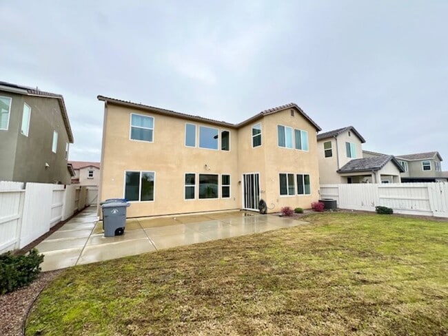 Building Photo - Beautiful 4 Bedroom Home in Clovis!
