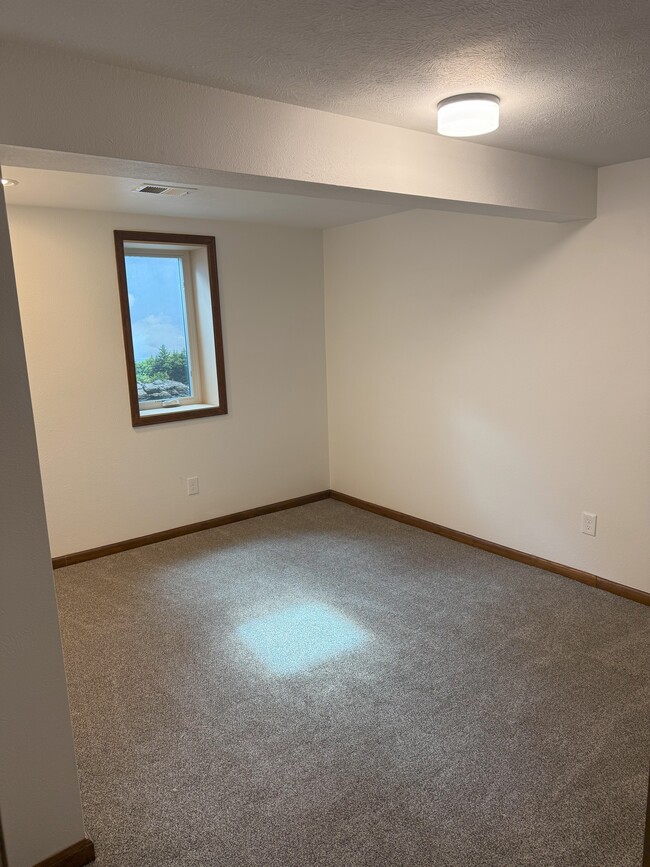 Building Photo - 7135 W Clifton Ave