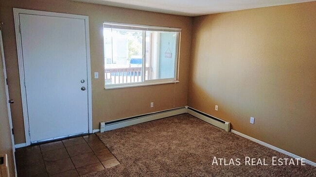 Building Photo - 910 Bishop Ct