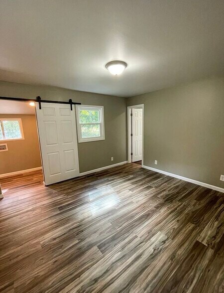 Master bed - 612 Cove Rd