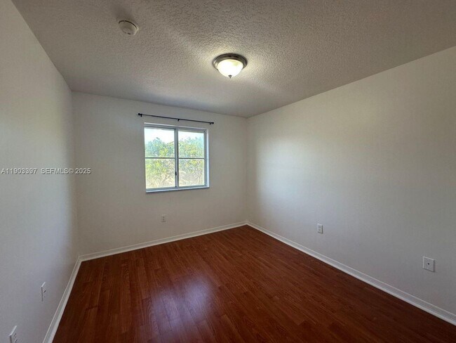 Building Photo - 1712 SE 31st Ct